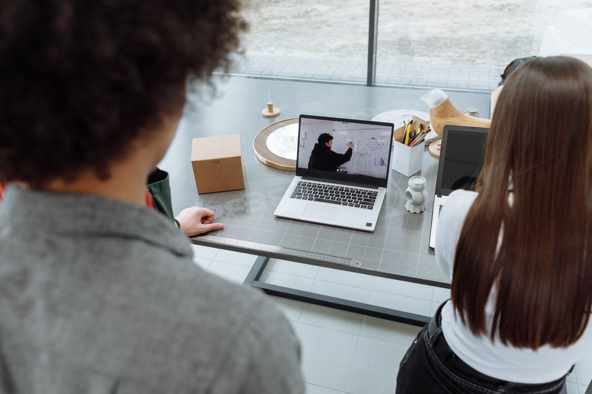 Deux collaborateurs suivant un COOC en ligne sur un ordinateur portable
