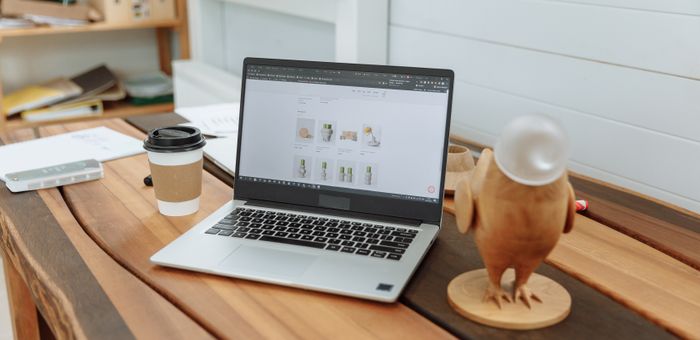 Site web d'agence de location de voitures sur un ordinateur