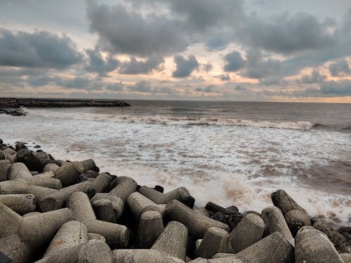 Foto stok gratis batu, bersuasana petang, di tepi laut