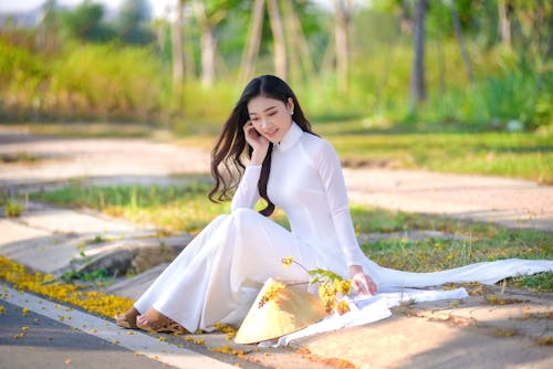 Gratis lagerfoto af asiatisk kvinde, hånd på ansigt, hvid kjole