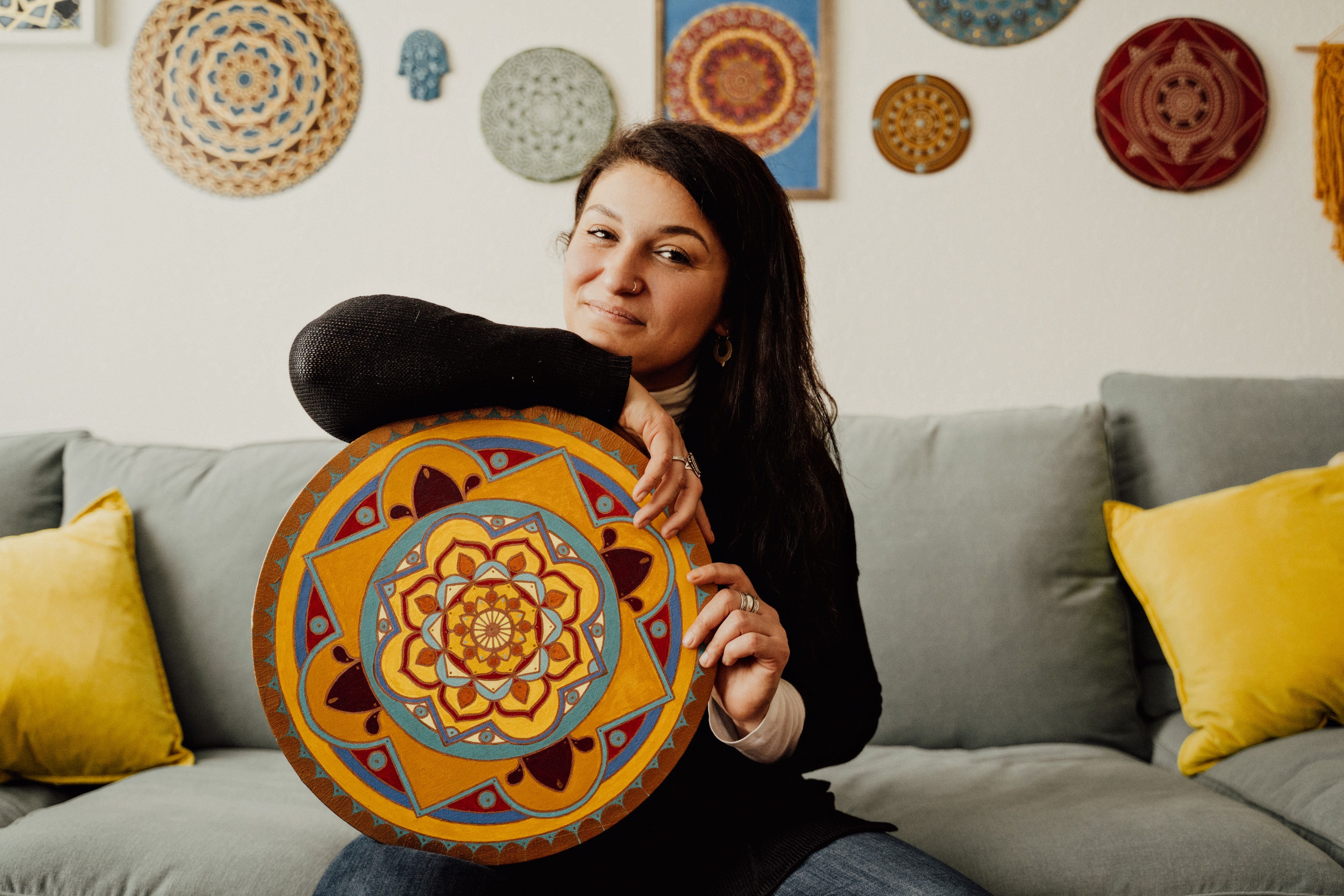 Mandala accenten op kussens in meditatieruimte.