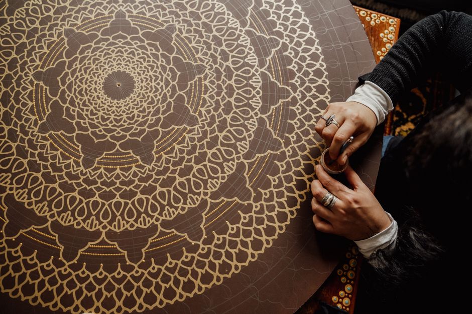Rijkgekleurde mandala wanddecoratie voor meditatie Rijkgekleurde mandala wanddecoratie voor meditatie