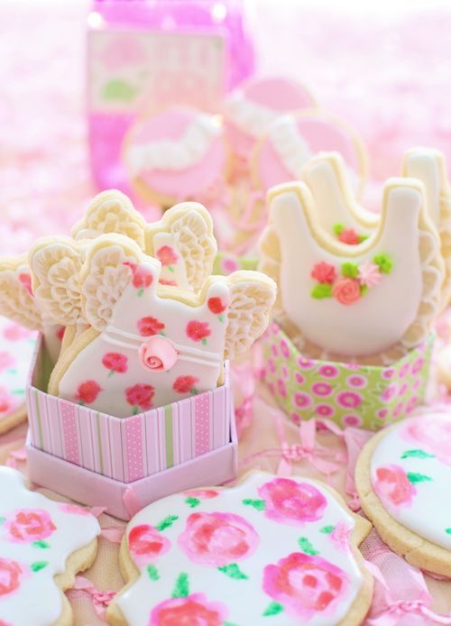 Free A beautiful arrangement of pastel floral-themed cookies, perfect for celebrations. Stock Photo