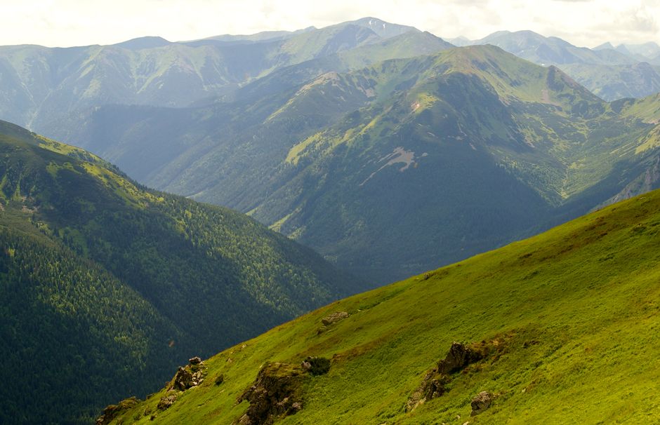 Breathtaking view of the Vysoké Tatry mountain range in Slovakia with lush green valleys and peaks.