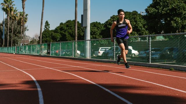 Atleta corriendo a ritmo umbral en pista