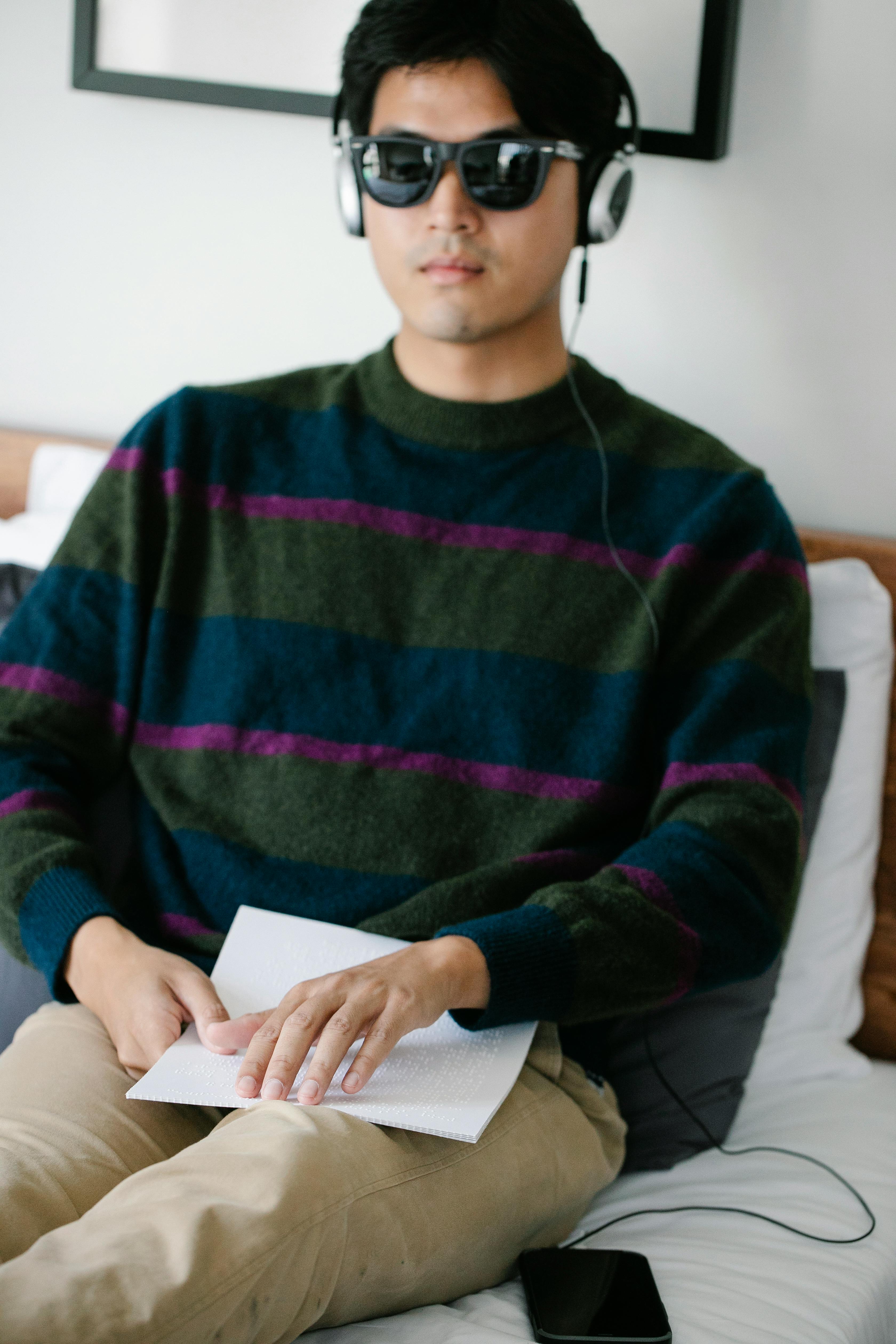 Miễn phí Ảnh lưu trữ miễn phí về áo len, áo len sọc, bối cảnh trong nhà Ảnh lưu trữ