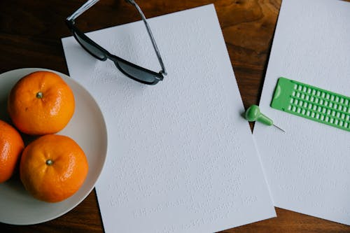 Gratis lagerfoto af appelsiner, ark, braille