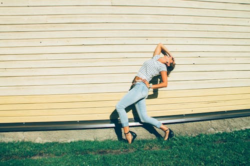 Frau In Blue Jeans Und Streifen Crop Top