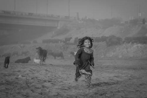 달리는, 모래, 소녀의 무료 스톡 사진