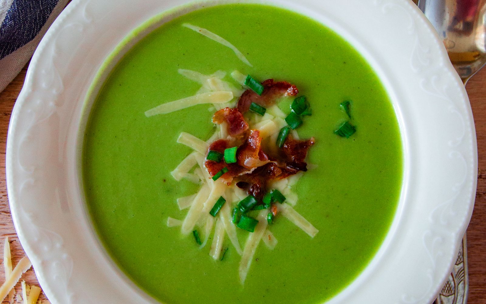 Foto de Sopa de ervilha com bacon, calabresa e torradas
