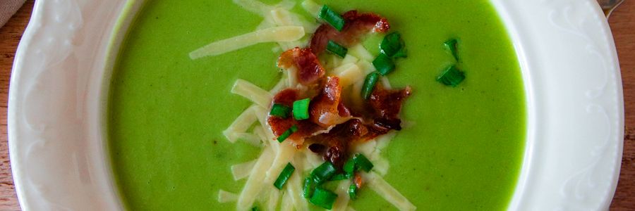 Foto de Sopa de ervilha com bacon, calabresa e torradas