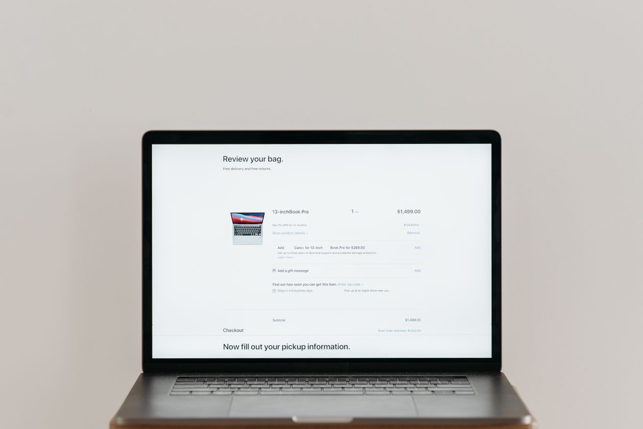 Notebook exibindo uma página de checkout, etapa em que landing pages lentas perdem vendas de anúncios