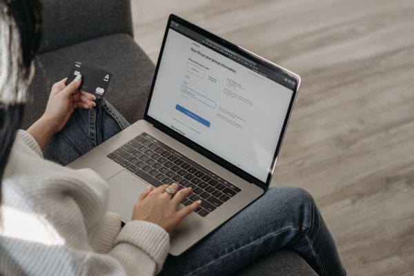 E-ticaret sitesinde alışveriş yapan kullanıcı