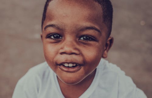 Ilmainen kuvapankkikuva tunnisteilla afrikkalainen amerikkalainen poika, hymyily, kasvot