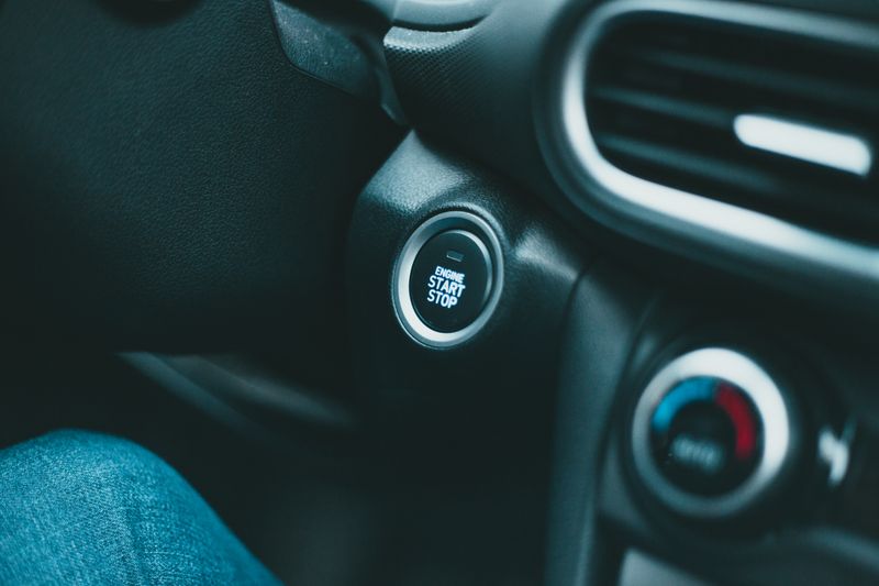 Bedieningspaneel met airco-knoppen op een modern dashboard