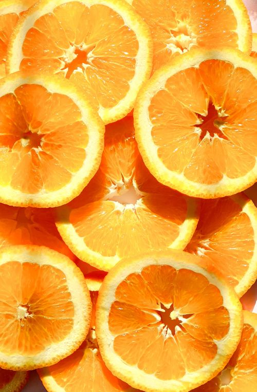 Free Vibrant and juicy orange slices, perfect for healthy eating and food photography. Stock Photo
