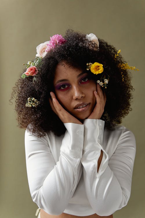Gratis lagerfoto af afro hår, beige baggrund, blomster