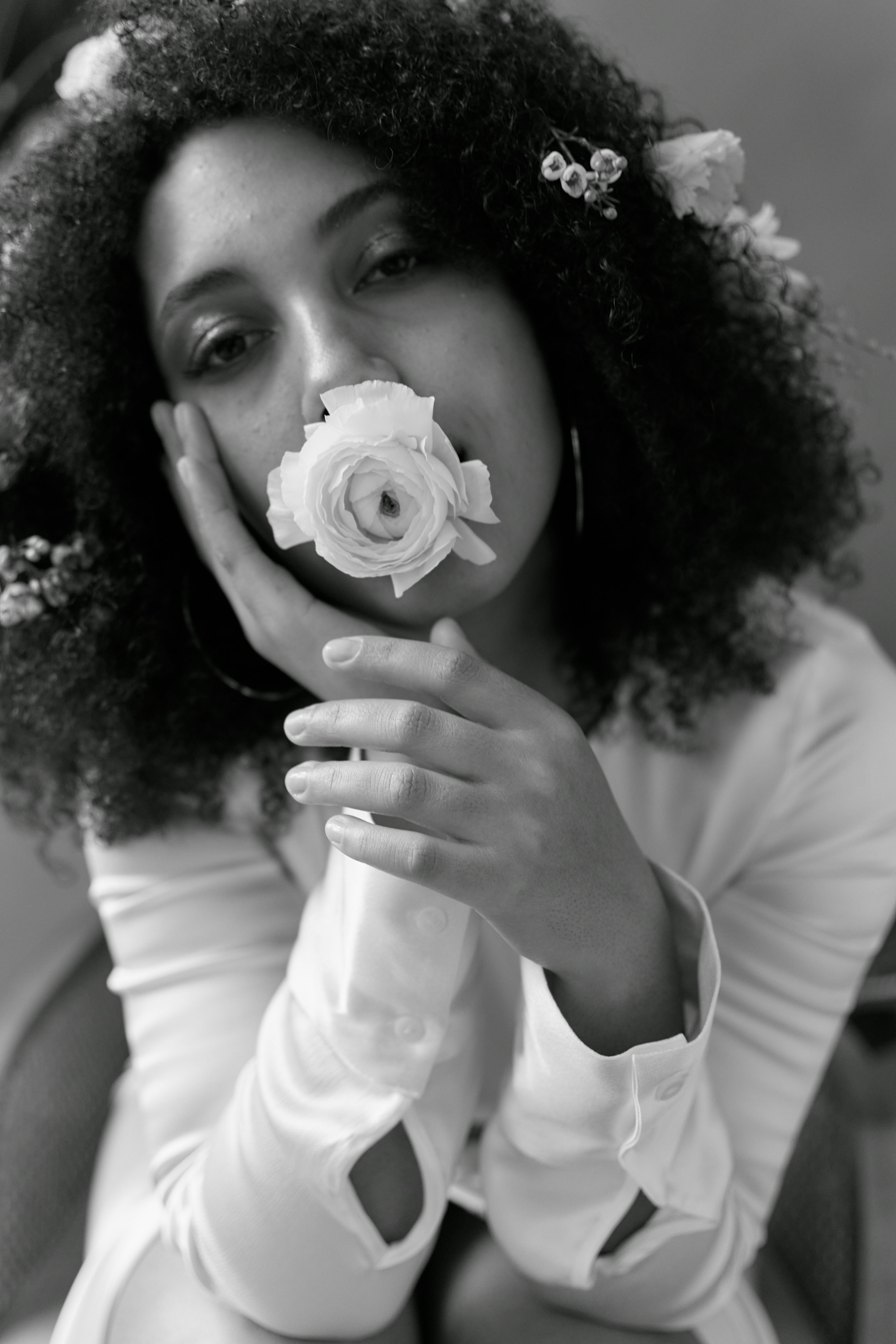 bezplatná Základová fotografie zdarma na téma afro vlasy, aranžování květin, bílý oděv Základová fotografie