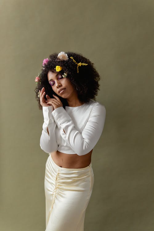 Kostnadsfri bild av afro hår, beige bakgrund, blommor