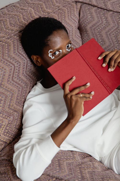 Gratis stockfoto met aan het liegen, Afro-Amerikaanse vrouw, bedekkend gezicht