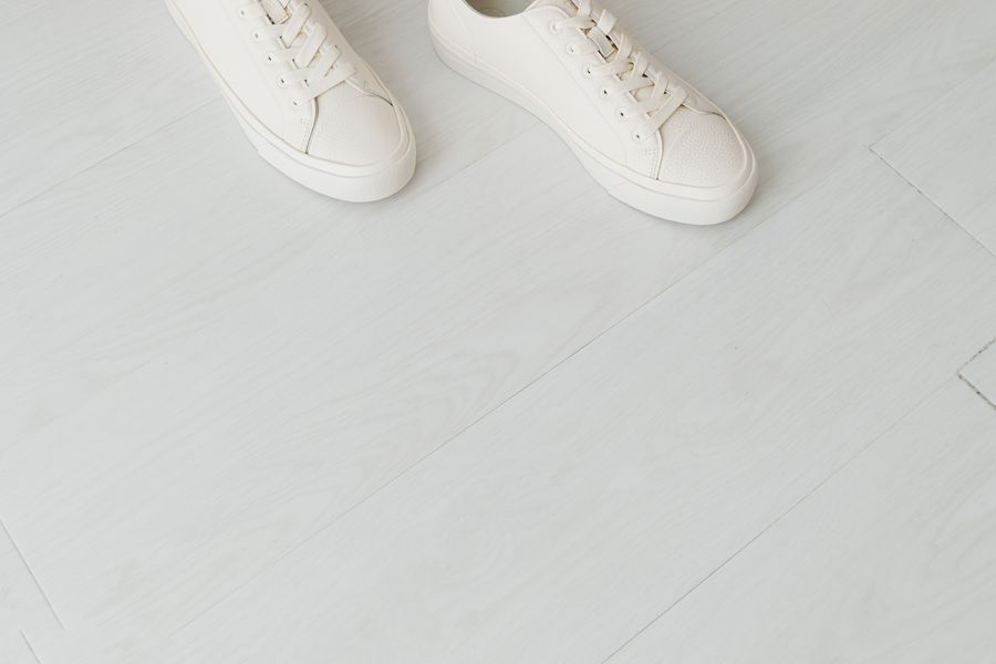 Mêmes baskets, photo brute