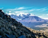 墨西哥伊兹塔奇沃特火山的壮丽景色，展现了云层与山脉的景观