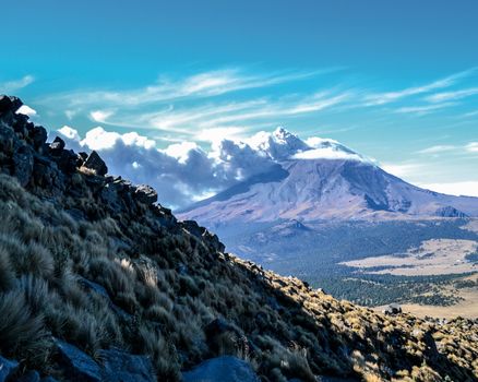 墨西哥伊兹塔奇沃特火山的壮丽景色，展现了云层与山脉的景观