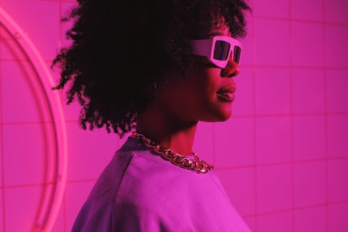 Photos gratuites de arrière-plan rose, cheveux afro, femme