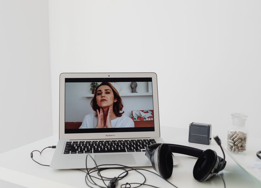 Online dating: starting a conversation on a niche platform