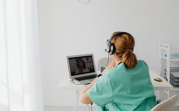 Online dating: starting a conversation on a niche platform