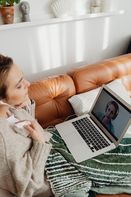 Základová fotografie zdarma na téma domácí kancelář, notebook, online