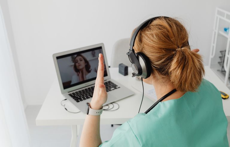 Online dating: starting a conversation on a niche platform