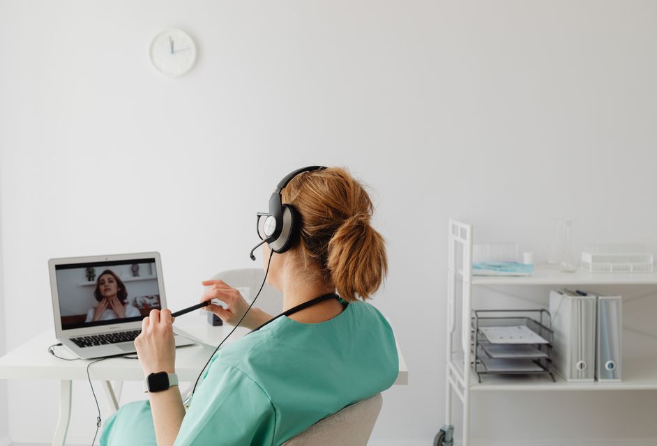 Online dating: starting a conversation on a niche platform