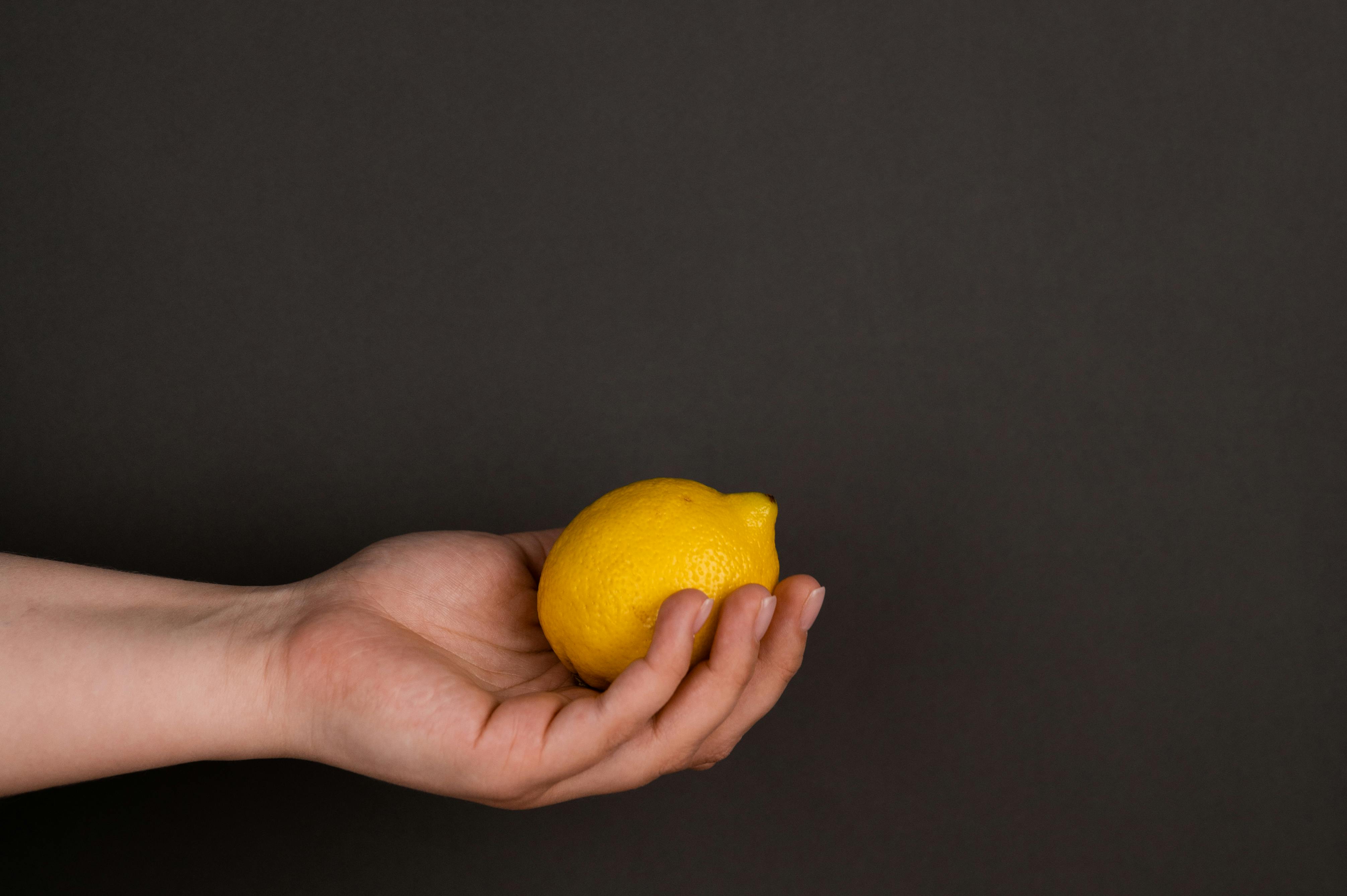 Barman pelando un limon Stock Photo