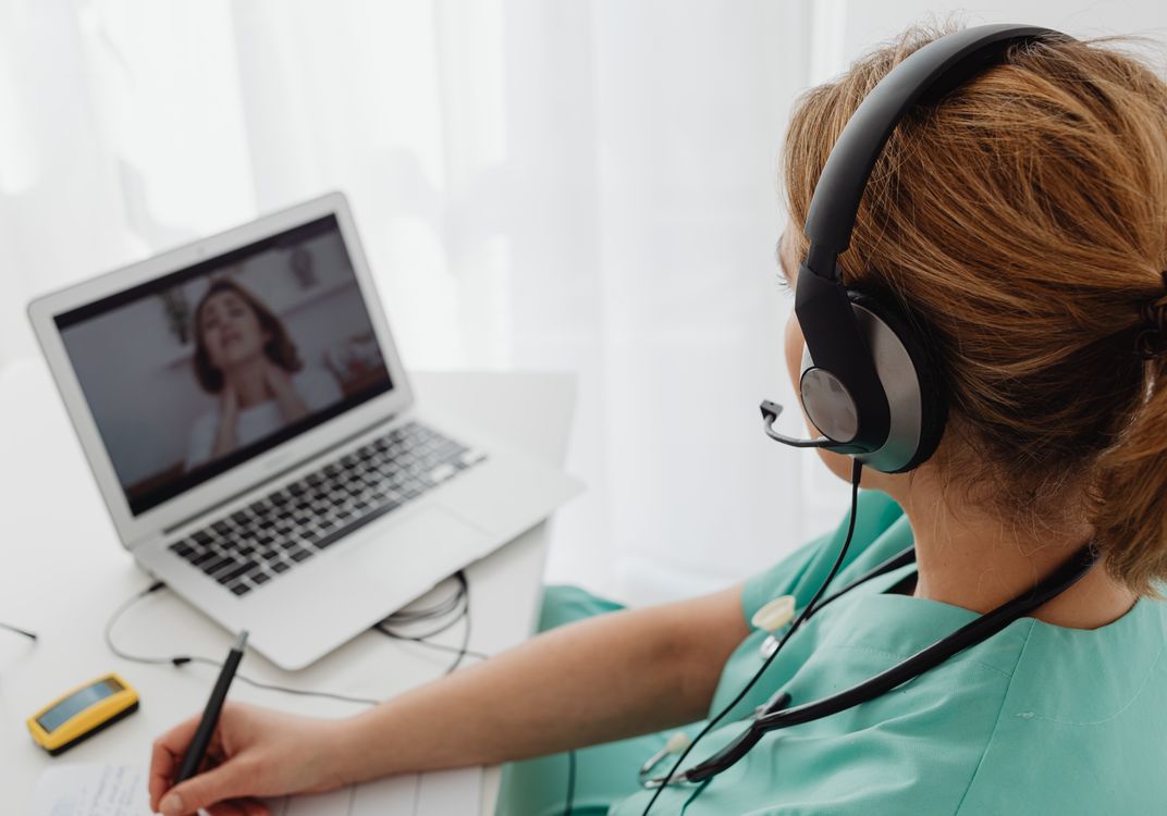 Online dating: starting a conversation on a niche platform