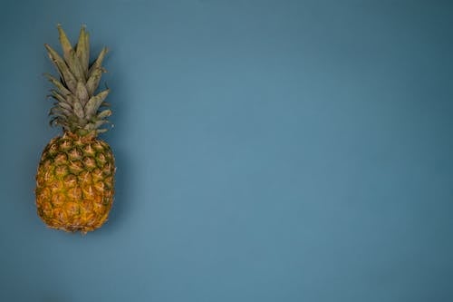 Ananas, mavi arka plan, meyve içeren Ücretsiz stok fotoğraf