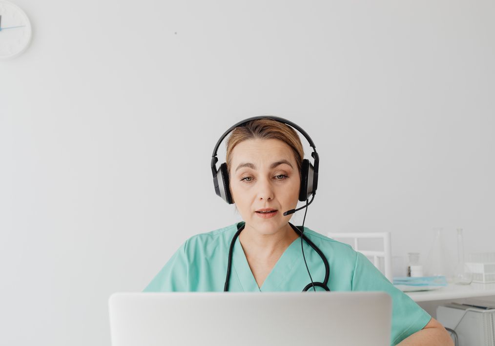 Online dating: starting a conversation on a niche platform
