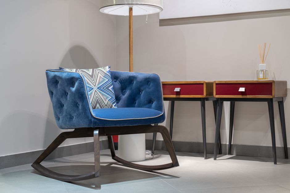 Moderne schommelstoel met strak, minimalistisch design. Moderne schommelstoel met strak, minimalistisch design.