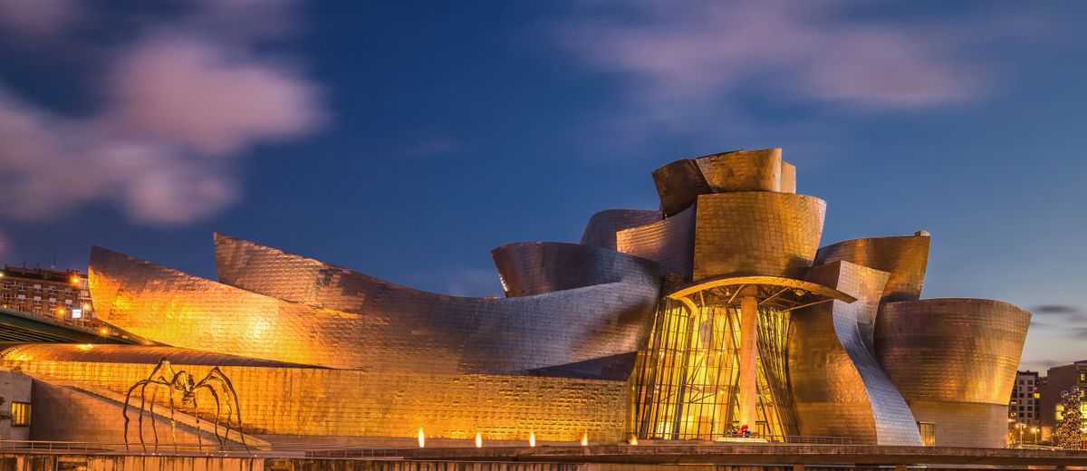 El Museo Guggenheim de Bilbao iluminado al anochecer