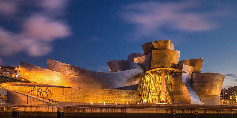 El Museo Guggenheim de Bilbao iluminado al anochecer
