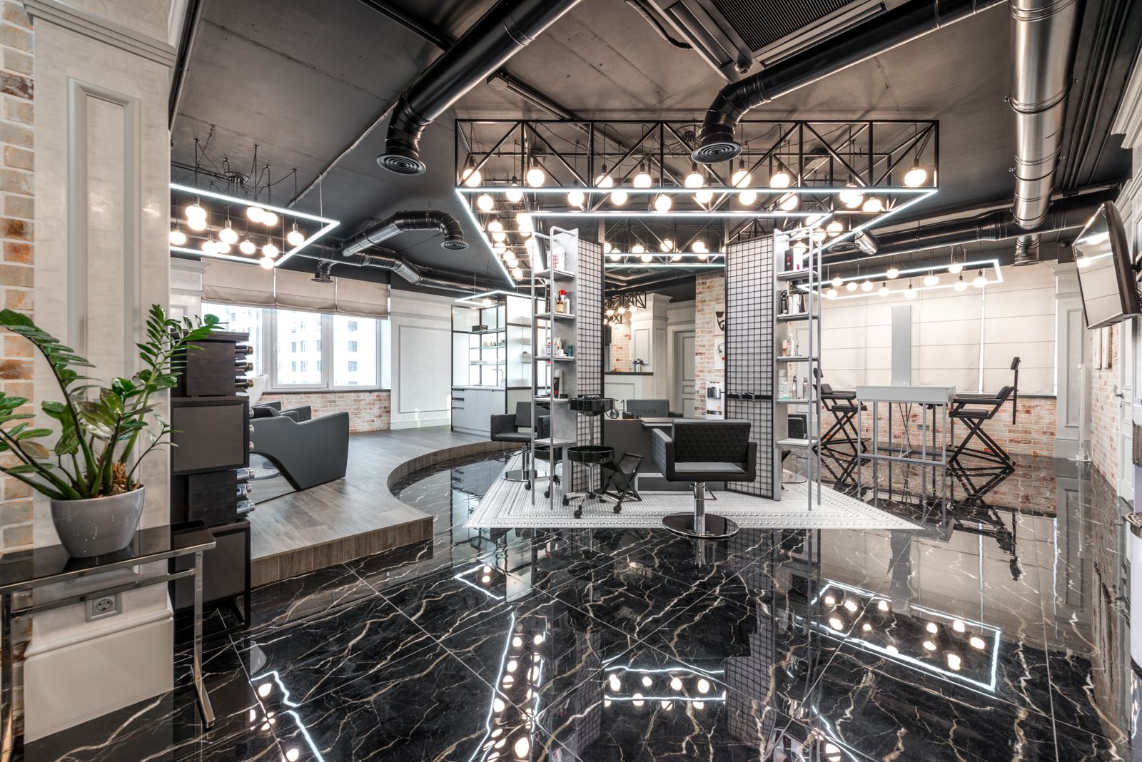 Interior moderno de uma barbearia com cadeiras pretas