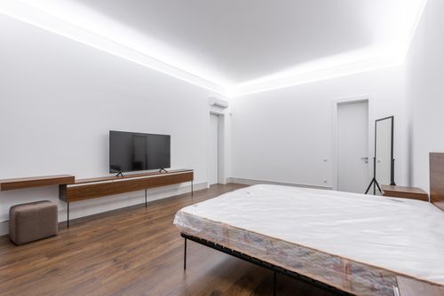Free Discover a serene minimalist bedroom with modern furnishings and a bright ambiance. Stock Photo