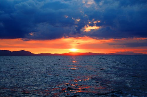 Zdjęcie Przedstawiające Zachód Słońca Nad Dużym Zbiornikiem Wodnym