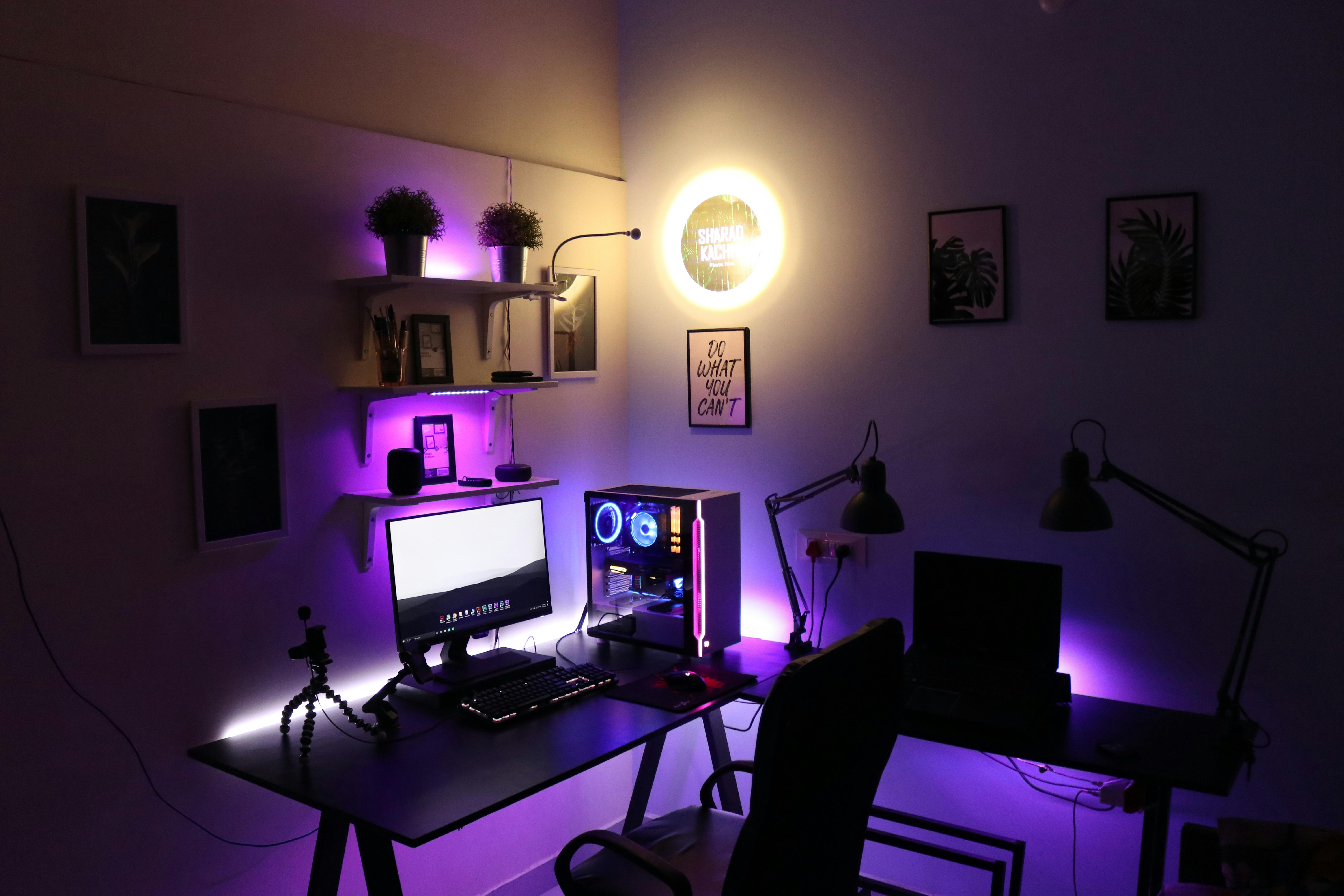 Với bức ảnh Gaming Setup này, bạn sẽ thấy được điều mà mình đang mơ ước, một không gian giải trí hoàn hảo cho các game thủ. Từ chiếc ghế gaming thoải mái, đến bàn phím, chuột và màn hình đầy đủ, bạn sẽ cảm thấy như mình đang chìm đắm trong thế giới game mà mình yêu thích. 