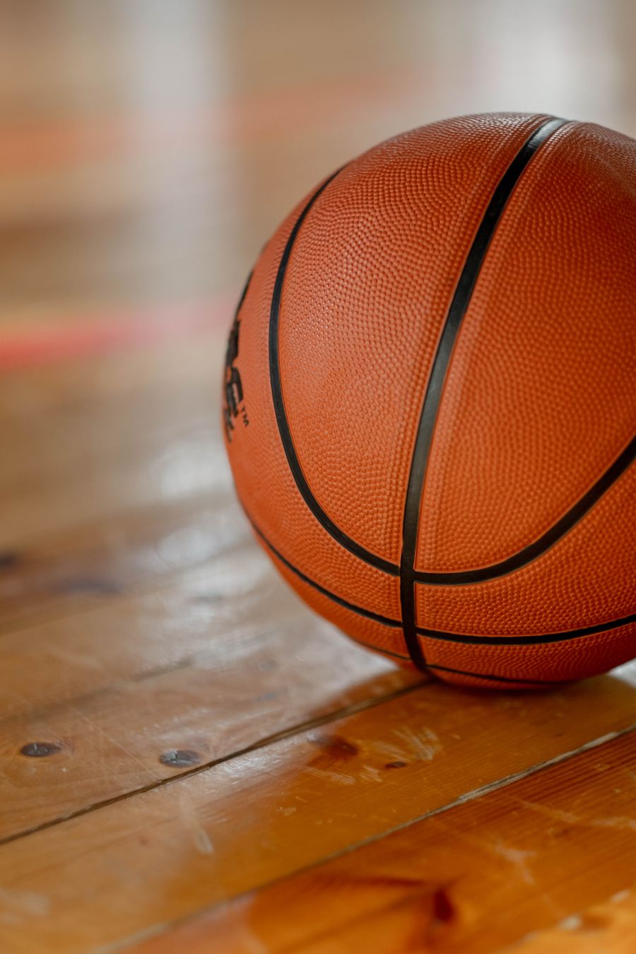 Balón sobre piso deportivo de madera