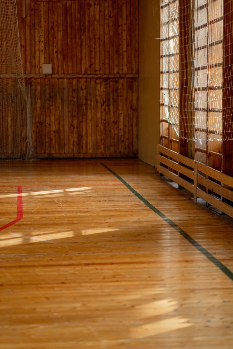 Gimnasio con piso pulido de madera