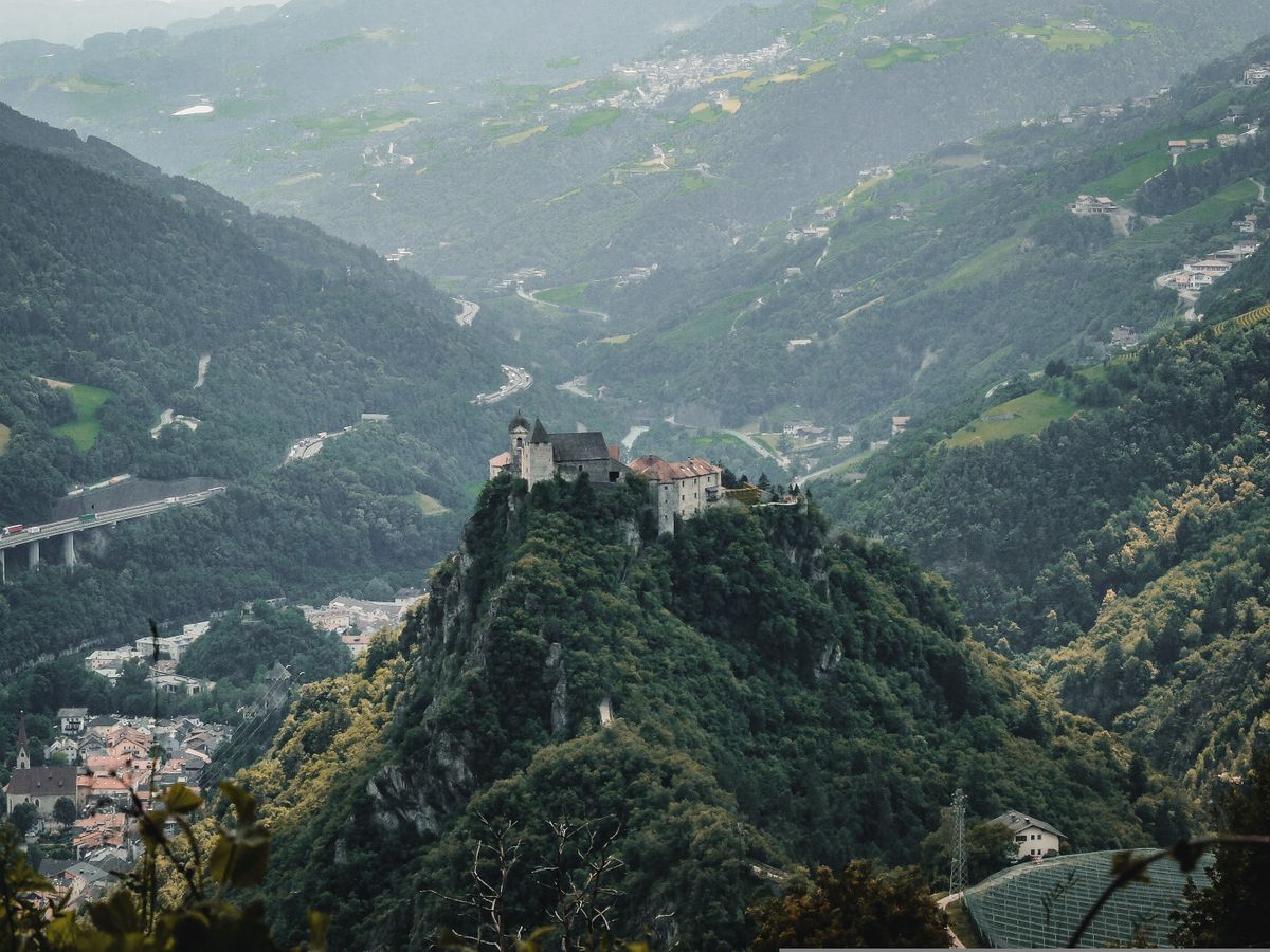 Castelul Gutenberg pe dealul împădurit care domină satul Balzers, fotografiat din dronă