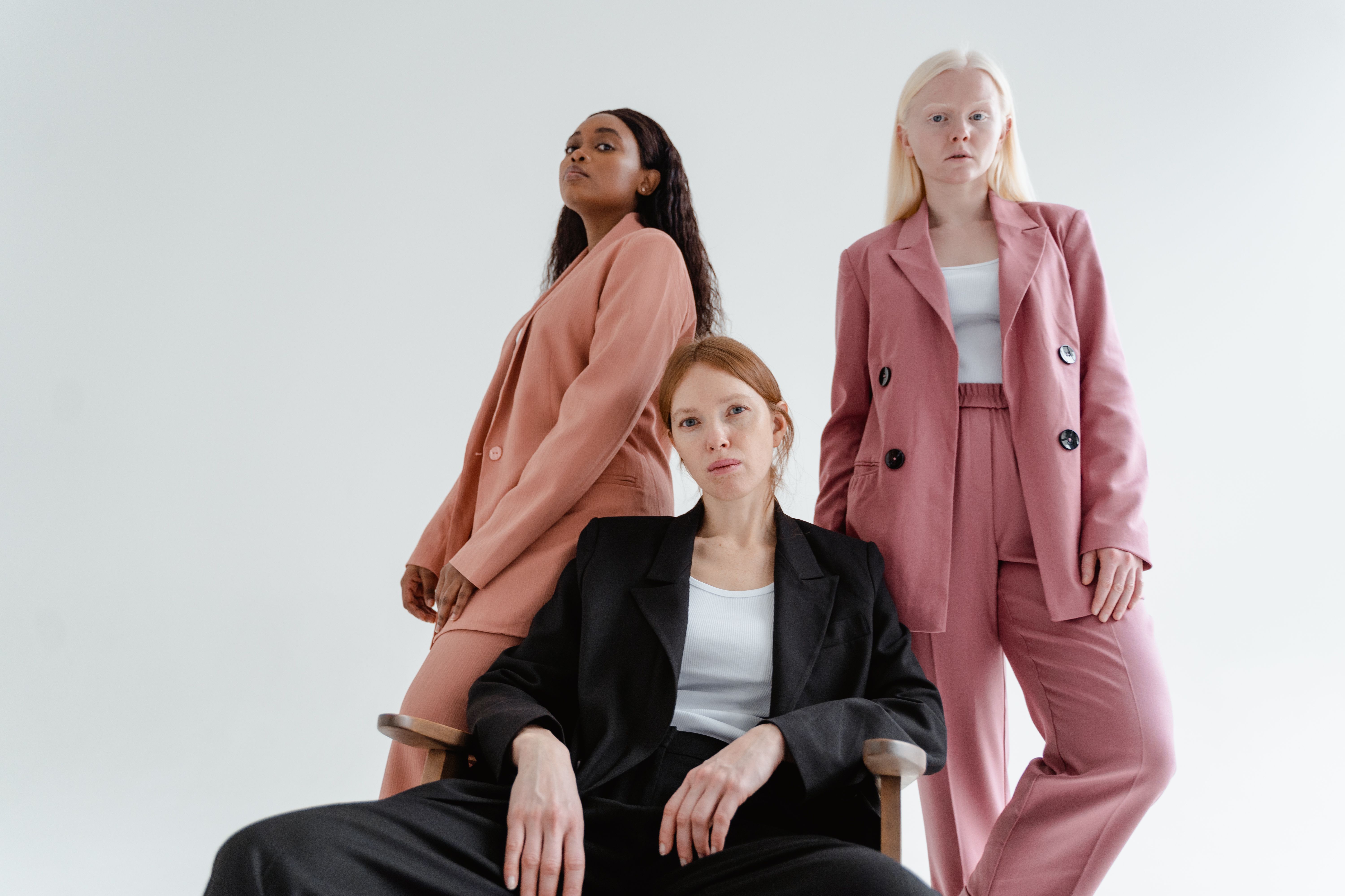 femme mannequin dans une tenue blazer structurée pour un style professionnel courbé