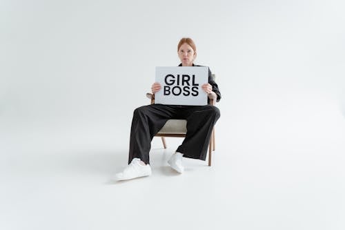 Безкоштовне стокове фото на тему «білі туфлі, дівчина бос, жінка»