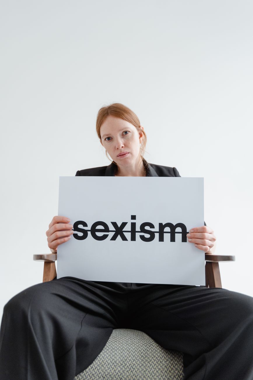 Ďalšia sexuálna kauza otriasa kampaňou: Výzvy na odstúpenie kandidáta do Senátu silnejú